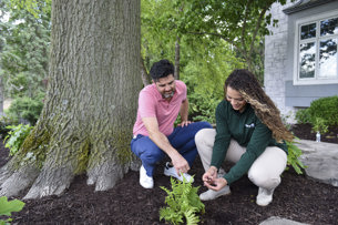 arborist inspect mulch with a homeowner